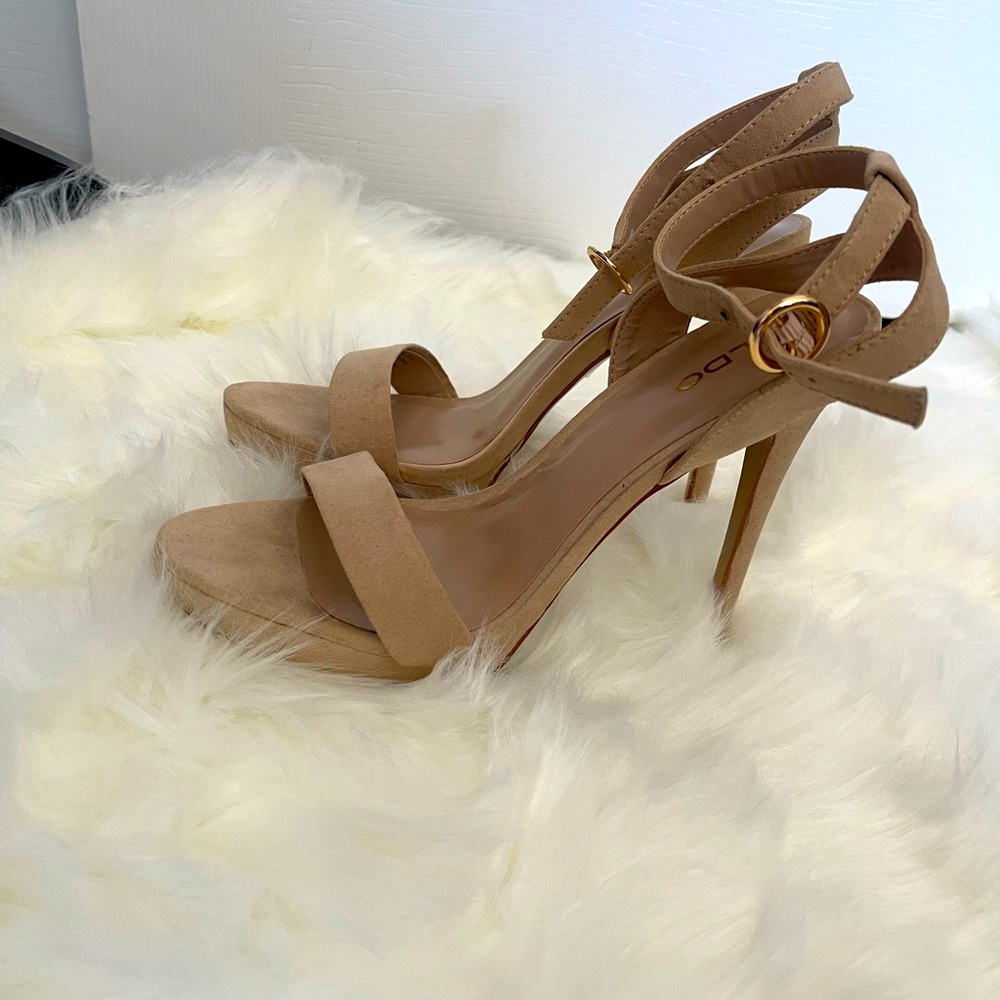 5-6 inch heels. Only worn to try on
